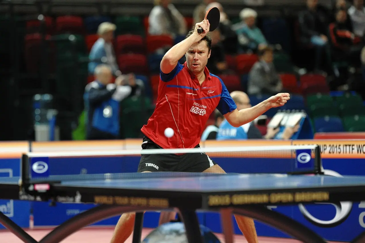 Bordtennisspiller i aktion ved et bordtennisbord