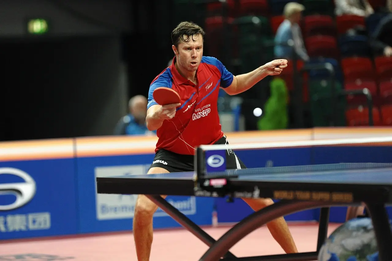 Mand der spiller bordtennis
